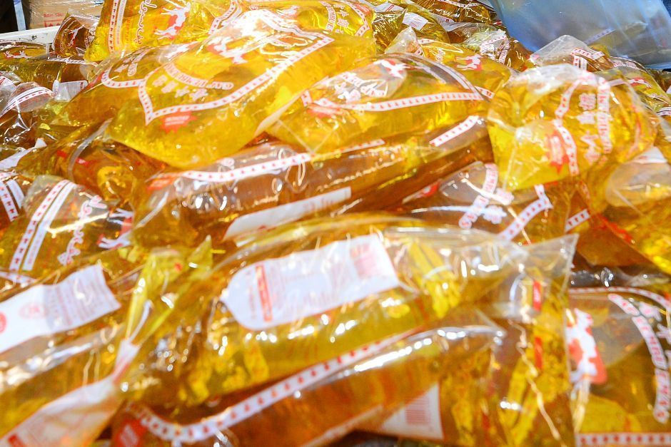 Cooking oil supply drops in Kelantan market ahead of Raya - Vimarsana News