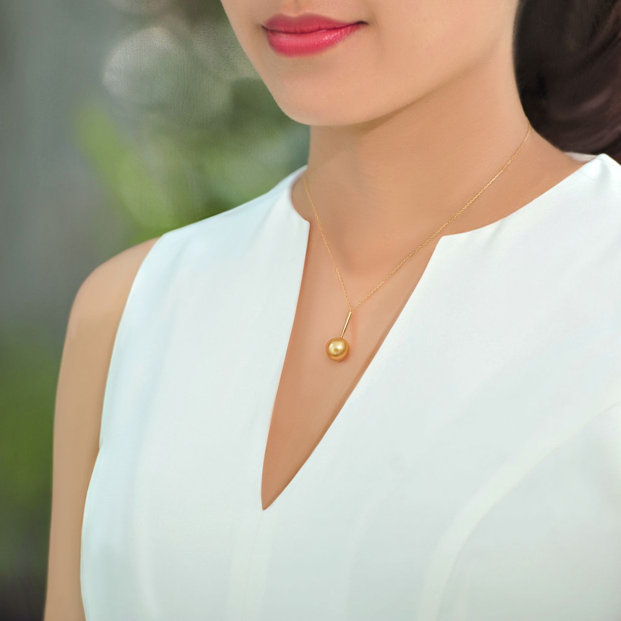 A single pearl pendant necklace adds a touch of sophistication. Photo: Qlassico
