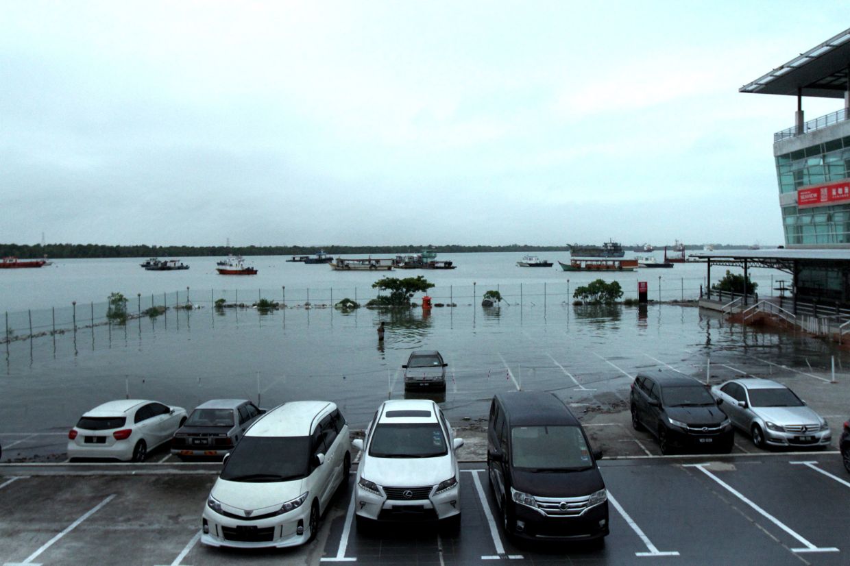 High tide phenomenon hits Klang, causes minor flooding - Vimarsana News