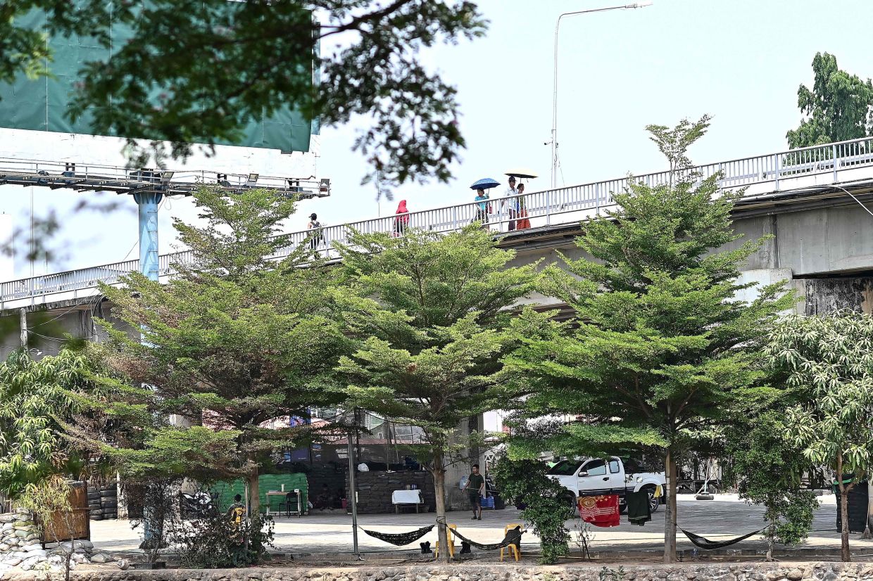 Myanmar's Karen guerrillas claim to have seized last army base defending key Thai border town - Vimarsana News