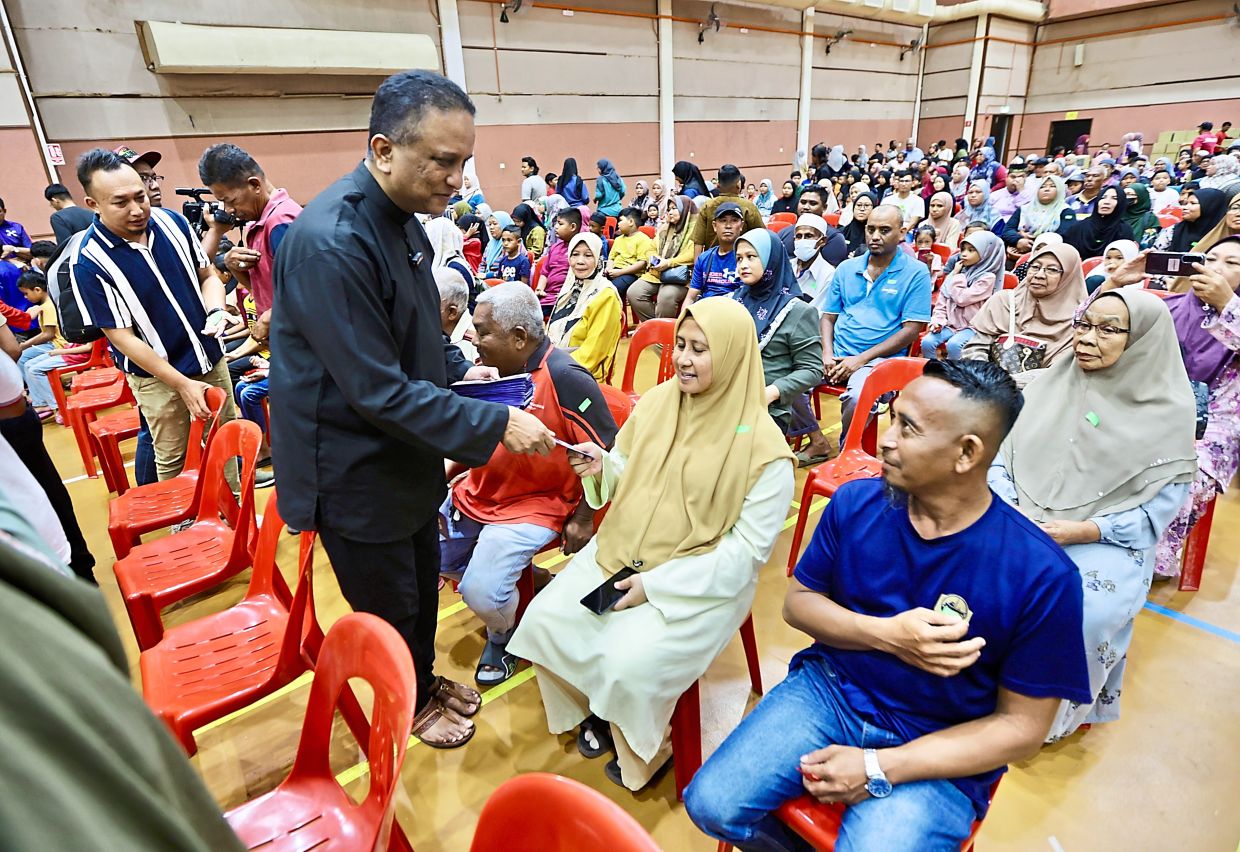Single parents among 400 given festive aid in Kepala Batas - Vimarsana News