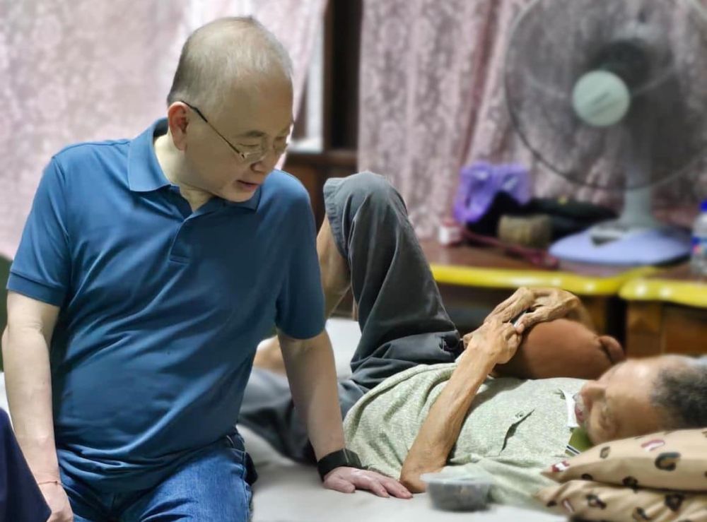 Dr Wee brings Raya cheer to stroke victim - Vimarsana News