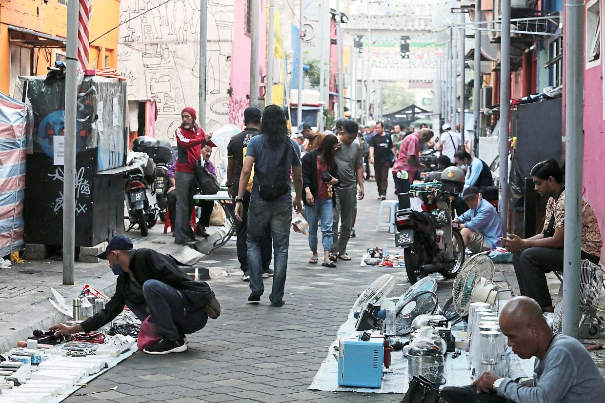 Pasar Karat traders adamant on staying put - Vimarsana News