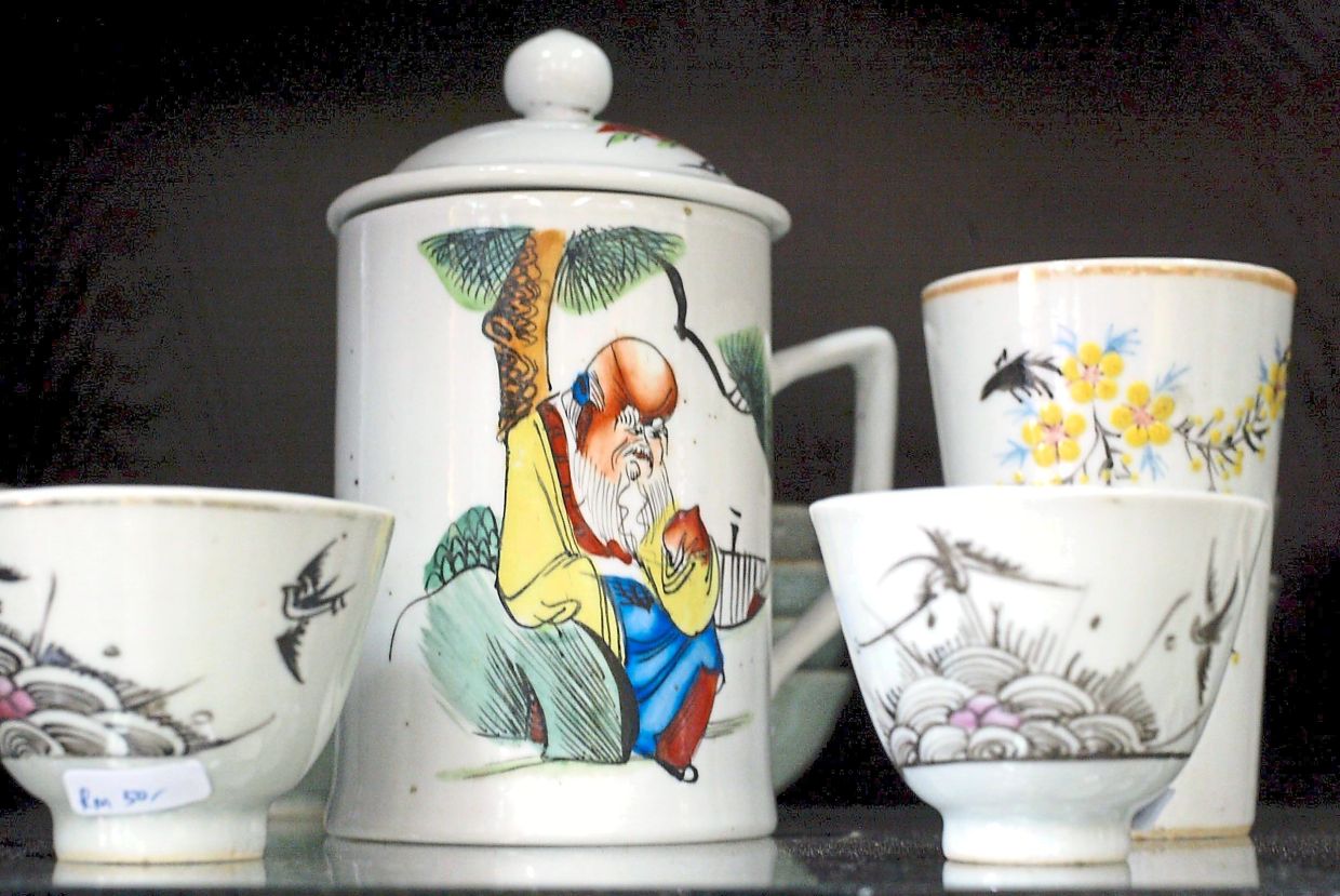 Remove coffee or tea stains by soaking mugs in vinegar water. — Filepic