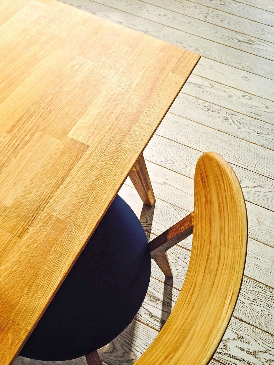 Clean wooden furniture with coconut oil. — Filepic