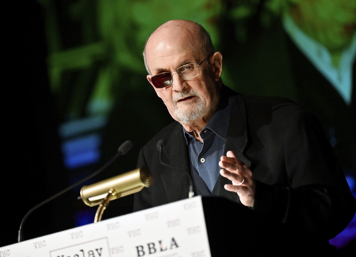 Author Salman Rushdie receives the Vaclav Havel Library Foundation's first ever lifetime achievement disturbing the peace award at the Vaclav Havel Center on Tuesday, Nov. 14, 2023, in New York. — Photo: AP