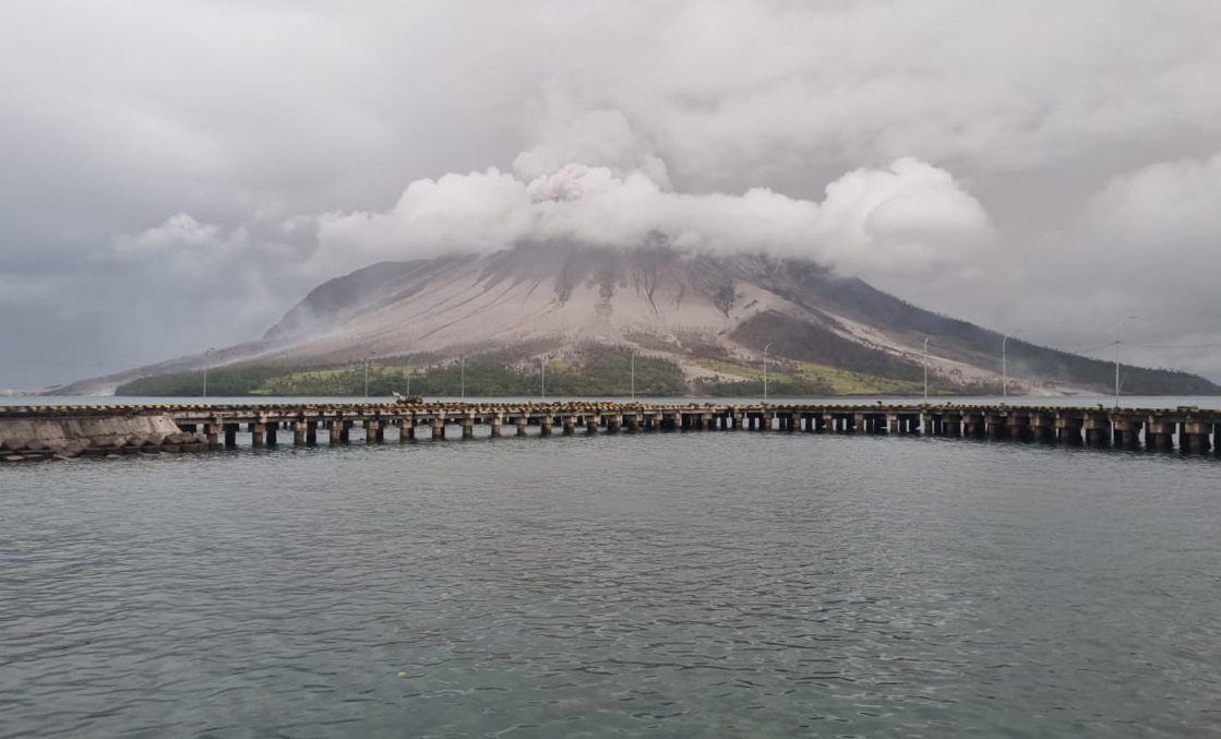 Indonesia airport near volcano closed after Mt Ruang eruptions - Vimarsana News