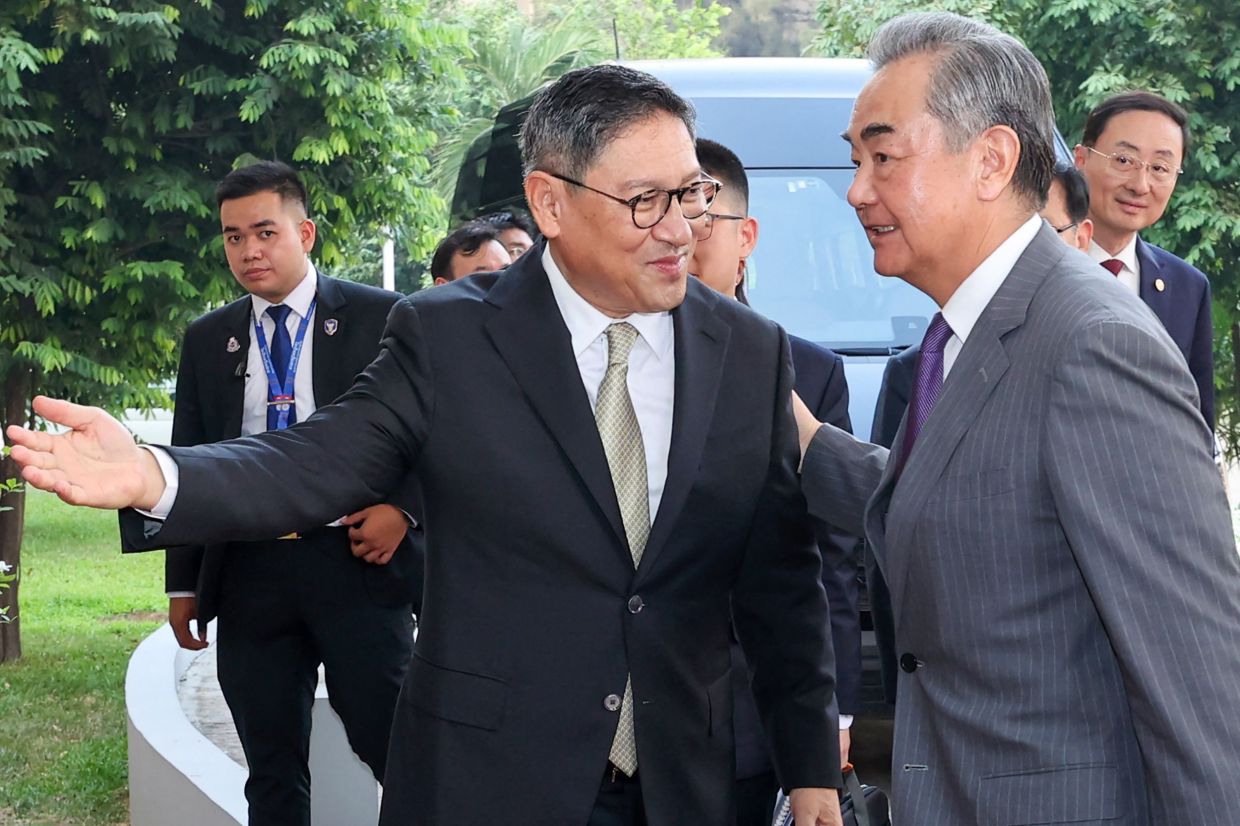 Chinese foreign minister arrives in Cambodia to reaffirm ties, Beijing ...
