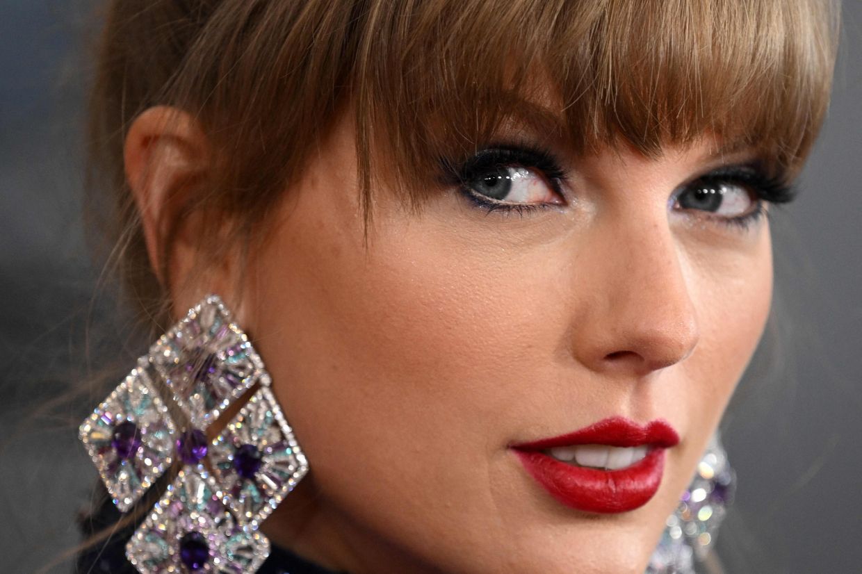 taylor-swift-shares-glimpse-of-date-night-in-singapore-in-new-video
