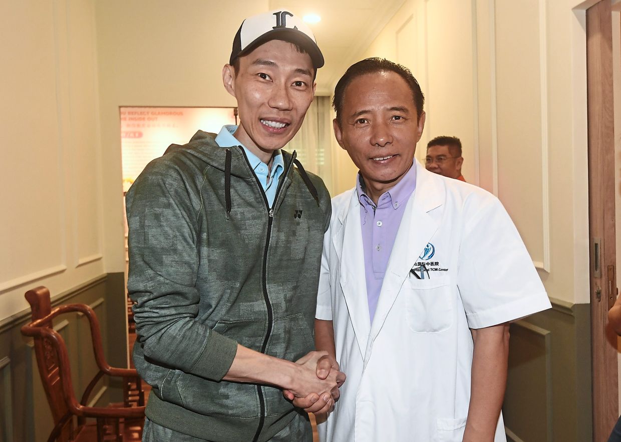 Doctor who treats athletes is a diehard Lee Chong Wei fan - Vimarsana News