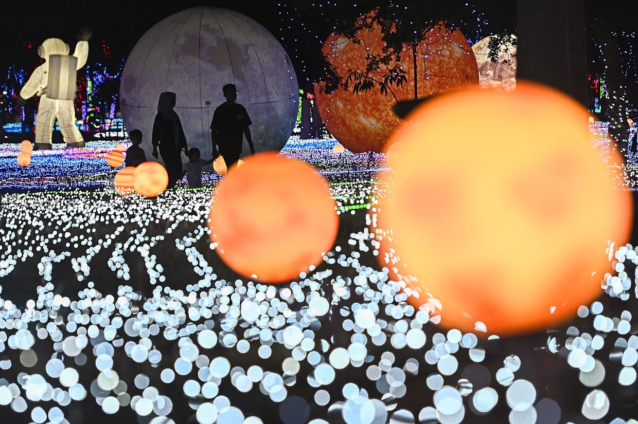 2. Solar system motif illuminating Luna Light Wonderland in its fifth stop around Malaysia.