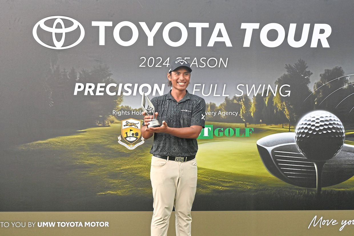 Galven posing with the trophy. — Bernama