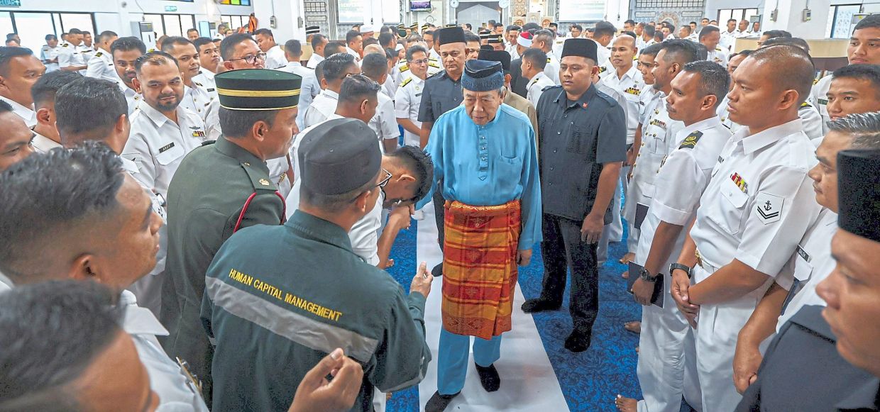 Selangor Sultan attends religious ceremony at Lumut naval base - Vimarsana News