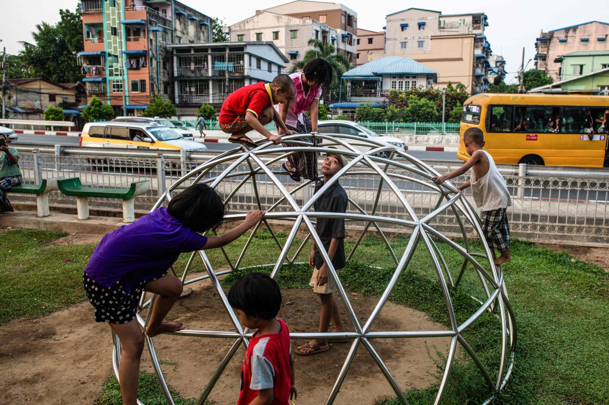 'Everyone sits out': Yangon parks offer heatwave relief for many city folk - Vimarsana News