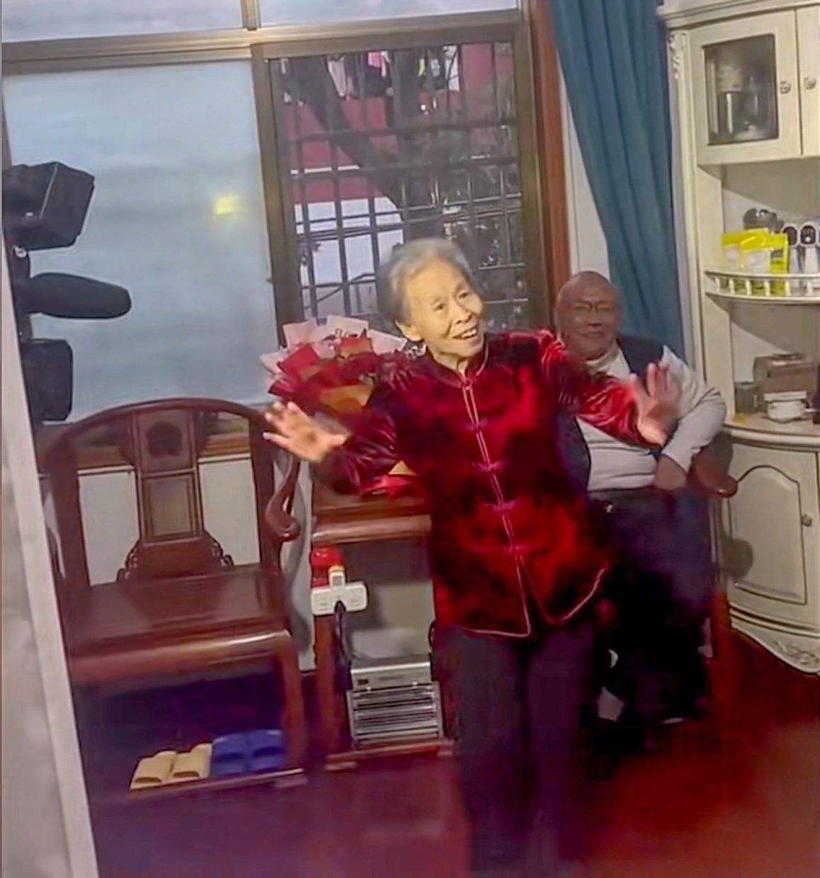 The 81-year-old bride, Yang Xiugui, is clearly enjoying the day, proudly watched by her husband. - Photo: Haokan