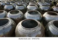 Elderly Myanmar folk keep alive tradition of clay pot making