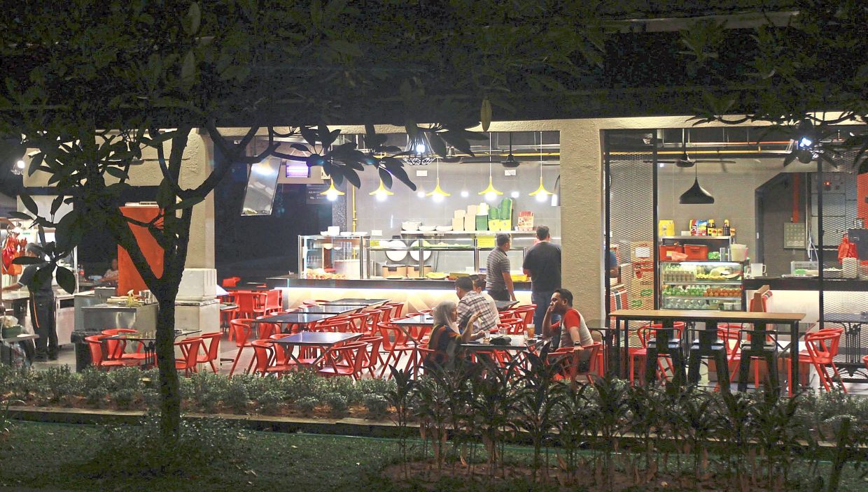 The Malaysian institution of the 24-hour ‘canteen’ will cease to provide sustenance at unearthly hours should these eateries be made to bear the bulk of the blame for the nation’s obesity crisis. — Filepic