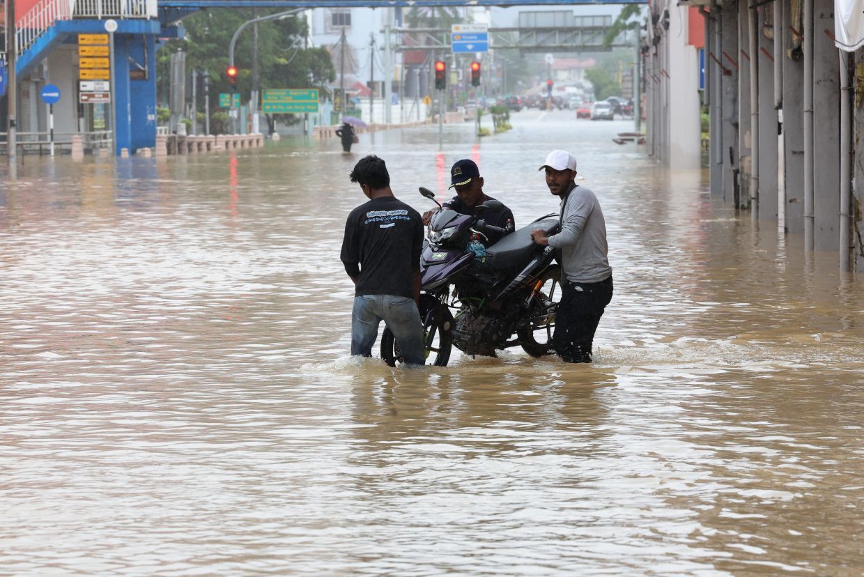 Number of Kota Tinggi flood victims up to 300 - Vimarsana News