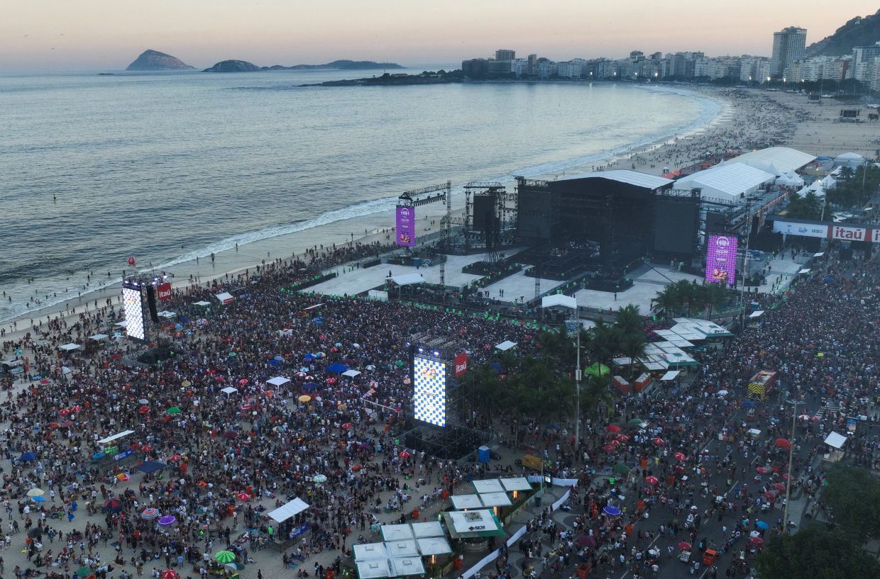 Madonna Attracts 1 6 Million To Free Concert At Brazil s Copacabana 