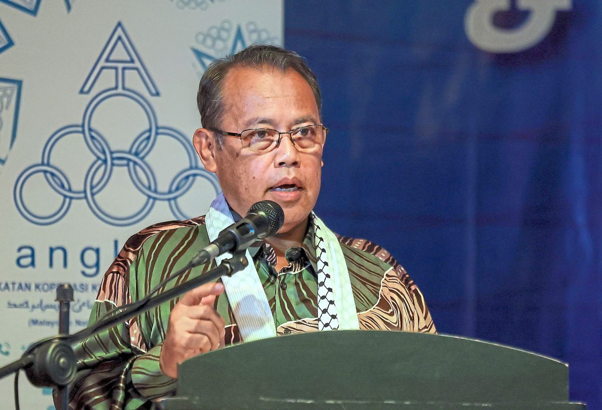 Abdul Fattah speaking at the awards ceremony.