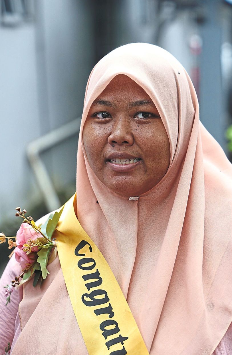 Norol is a proud online business owner selling traditional kuih.