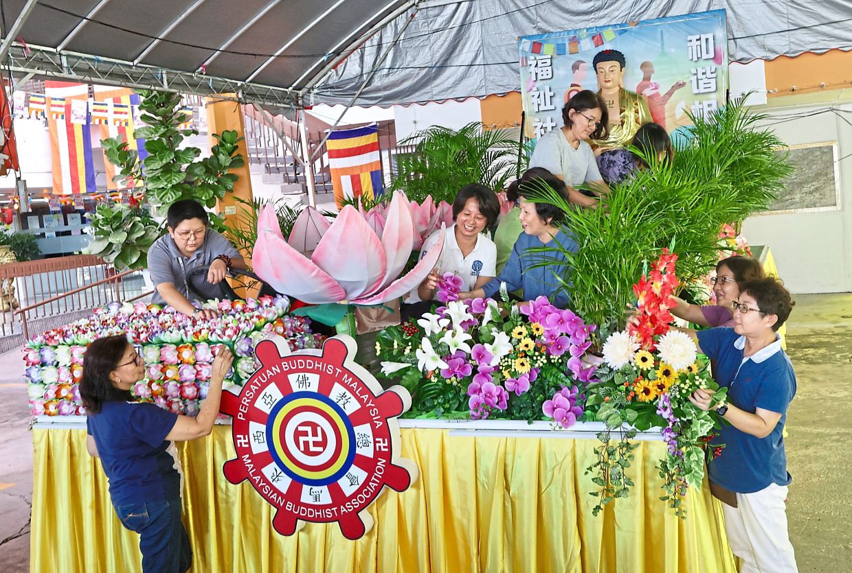 Fresh blooms for Wesak - Vimarsana News