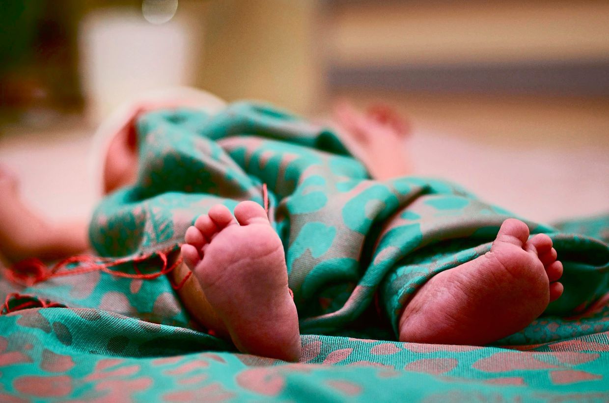 Cops nab woman for abandoning baby in Kemaman shop - Vimarsana News