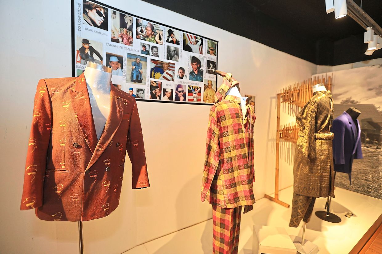 The singer was also known for his flamboyant outfits.