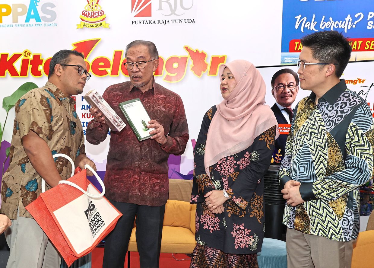 RM100 book vouchers out - Vimarsana News