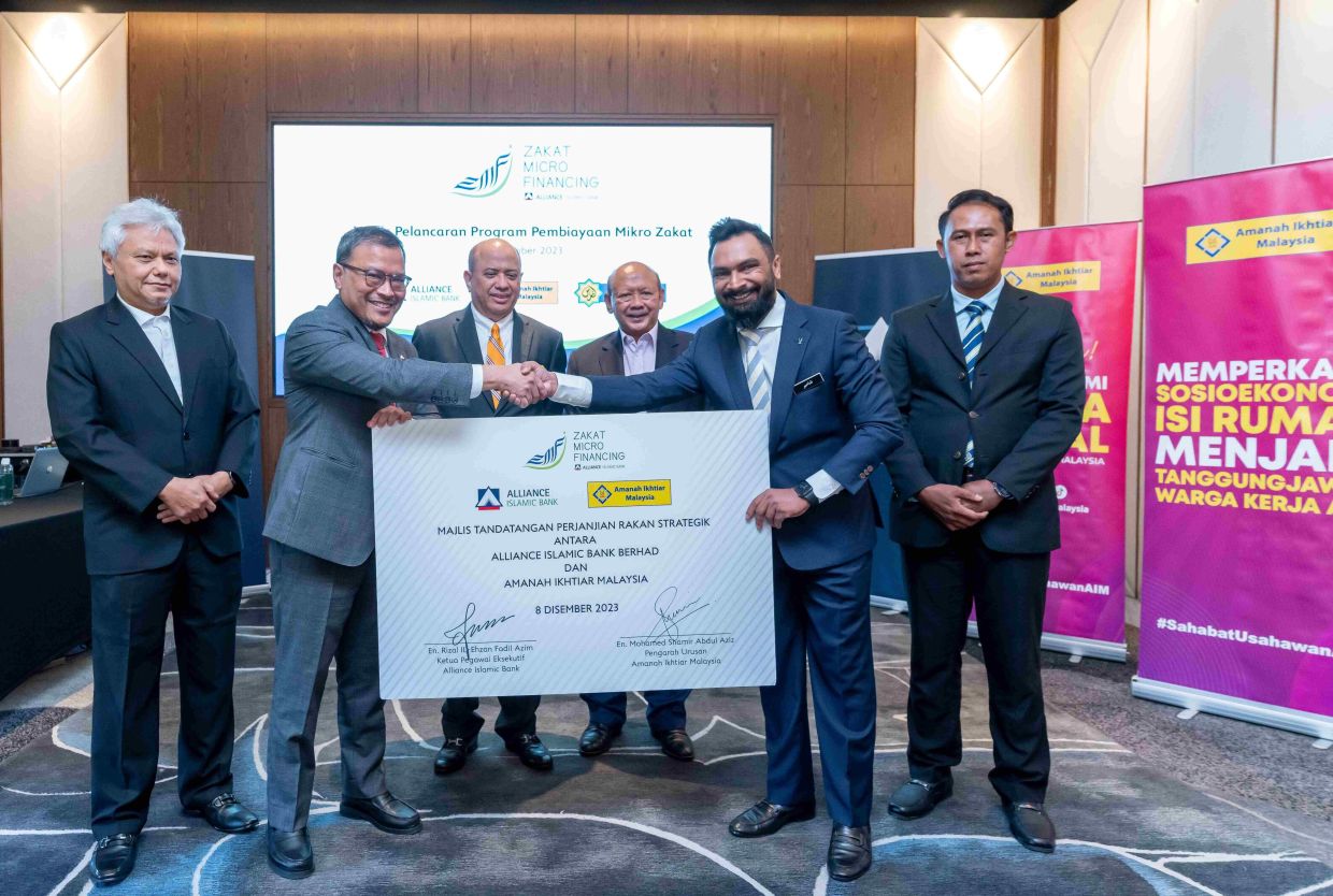 The Memorandum of Understanding between Alliance Islamic Bank and AIM was signed by AIS CEO Rizal IL-Ehzan Fadil Azim (second from left) and AIM CEO Mohamed Shamir Abdul Aziz (fifth from left), witnessed by LZS chairman Tan Sri Datuk Seri Syed Anwar Jamalullail (fourth from left) and LZS CEO Mohd Sabirin Mohd Sarbini (far right), AIS chairman Datuk Wan Azhar Wan Ahmad (far left) as well as AIM chairman Datuk Seri Dr Syed Hussian Syed Junid (third from left)
