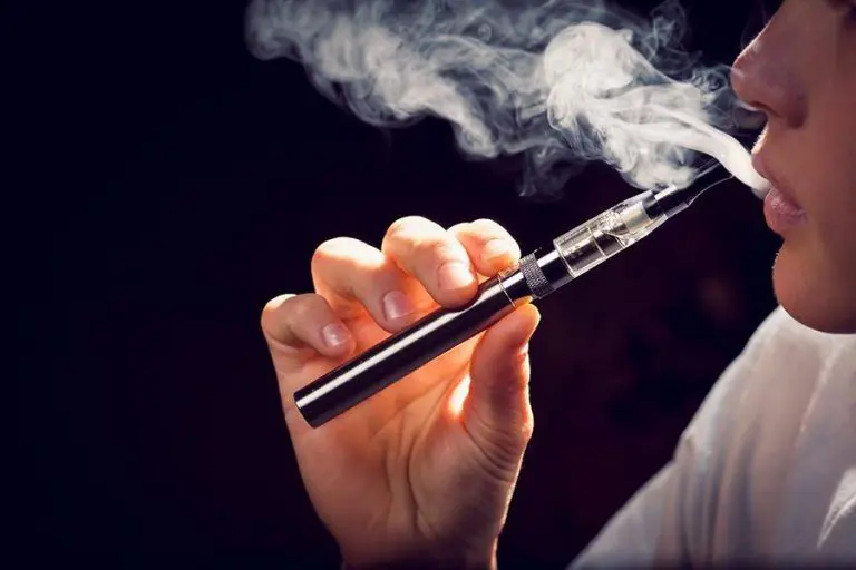 Hong Kong announces blanket ban on e-cigarettes | The Star