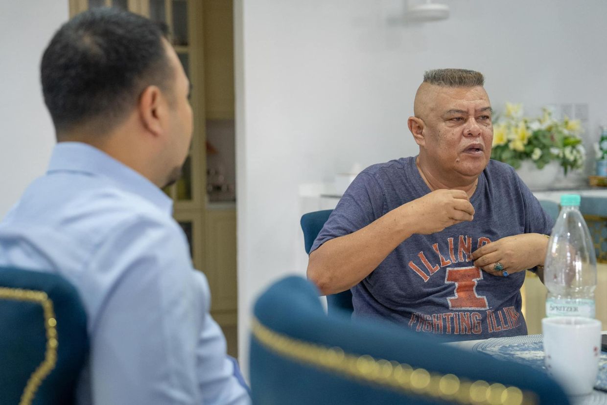 Anwar extends donation to comedian Azlee Jaafar who suffered heart ...