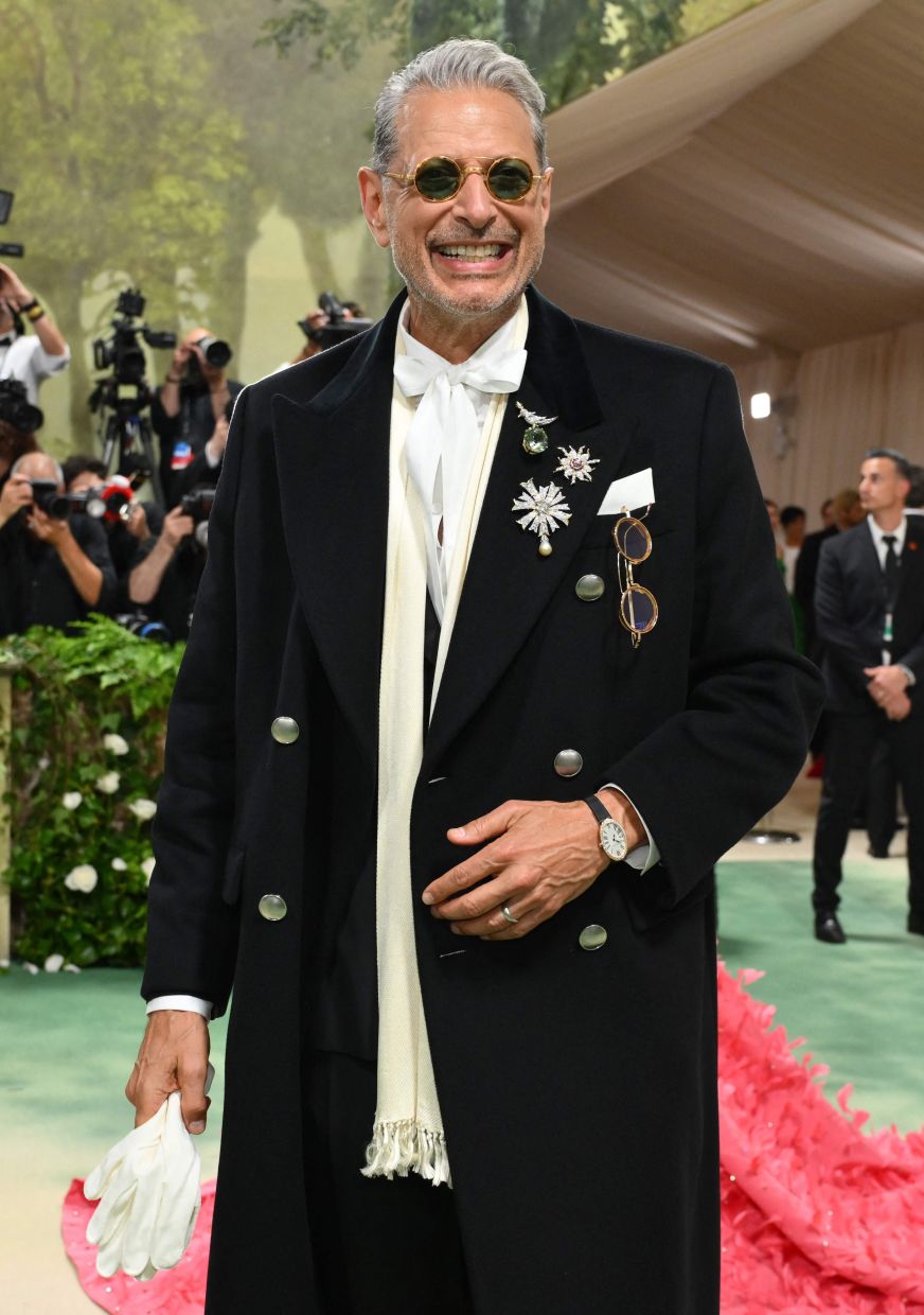 Actor Jeff Goldblum wears a black tuxedo jacket at the Met Gala, which he accessorises with three brooches. Photo: AFP