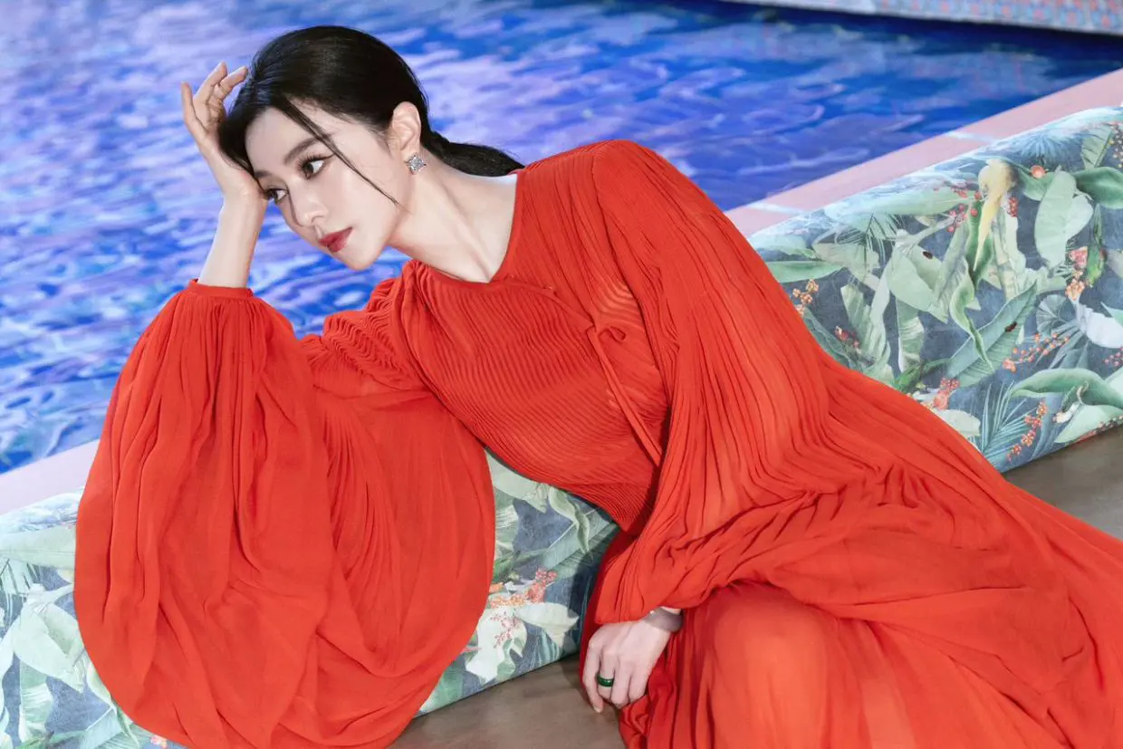 fan bingbing red dress Striking dress worn by Fan Bingbing in Melaka is a Bernard Chandran design