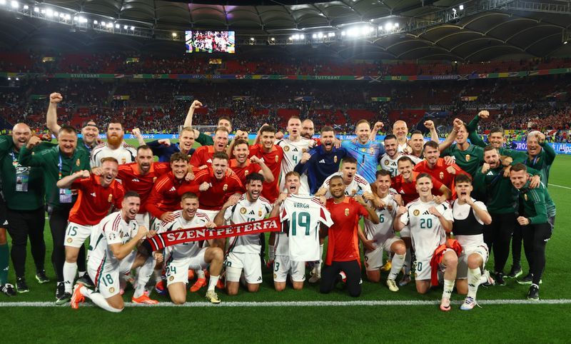 Soccer-Hungary score last-minute winner to send Scots home