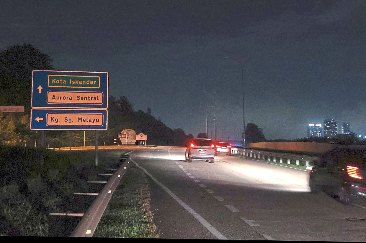 Main roads leading to Johor’s administrative capital Kota Iskandar are poorly lit at night due to faulty street lamps in Iskandar Puteri. — THOMAS YONG/The Star