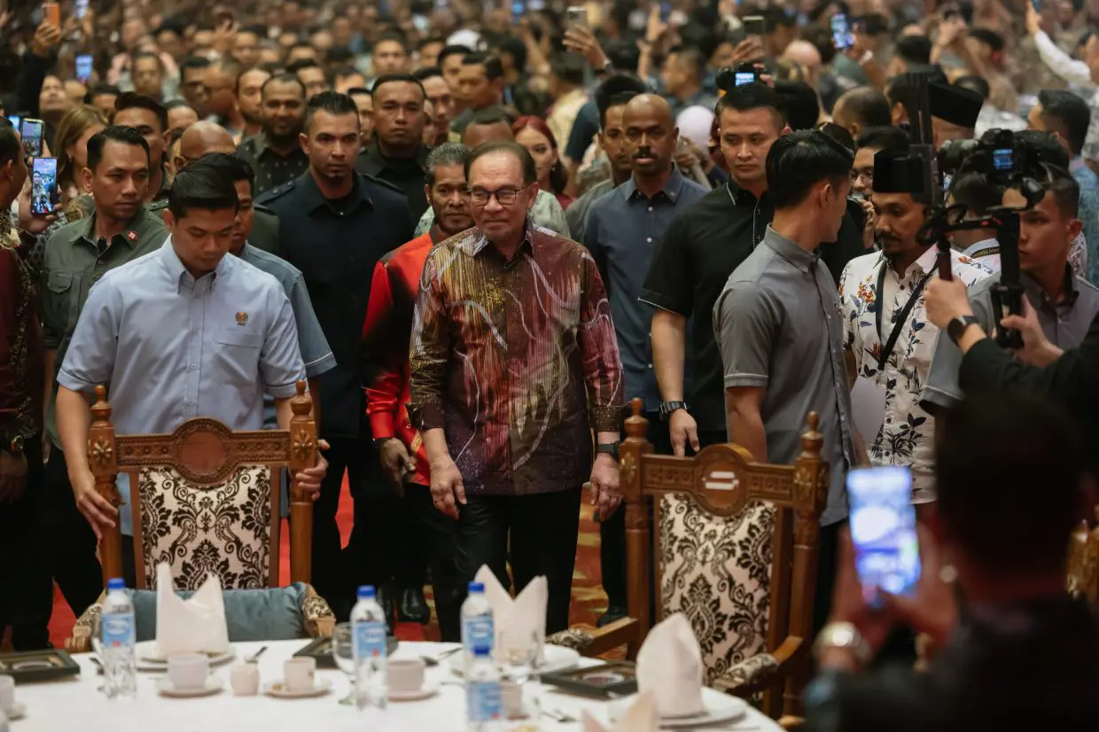 Anwar urges youth to uphold country's dignity | The Star
