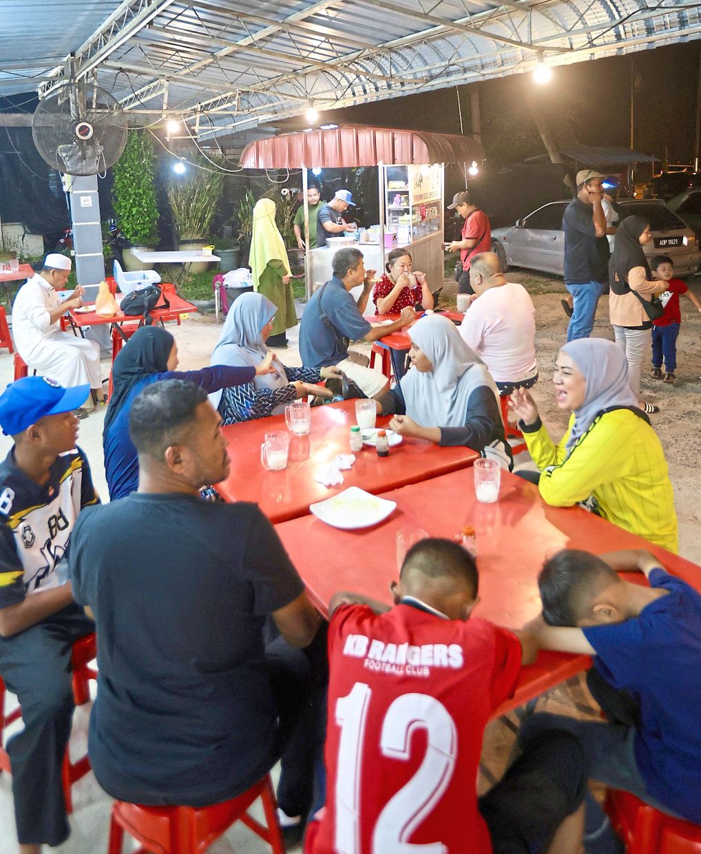 Customers filling up the tables at the shop in Jalan Sungai Bakap. — Photos: ZHAFARAN NASIB/The Star