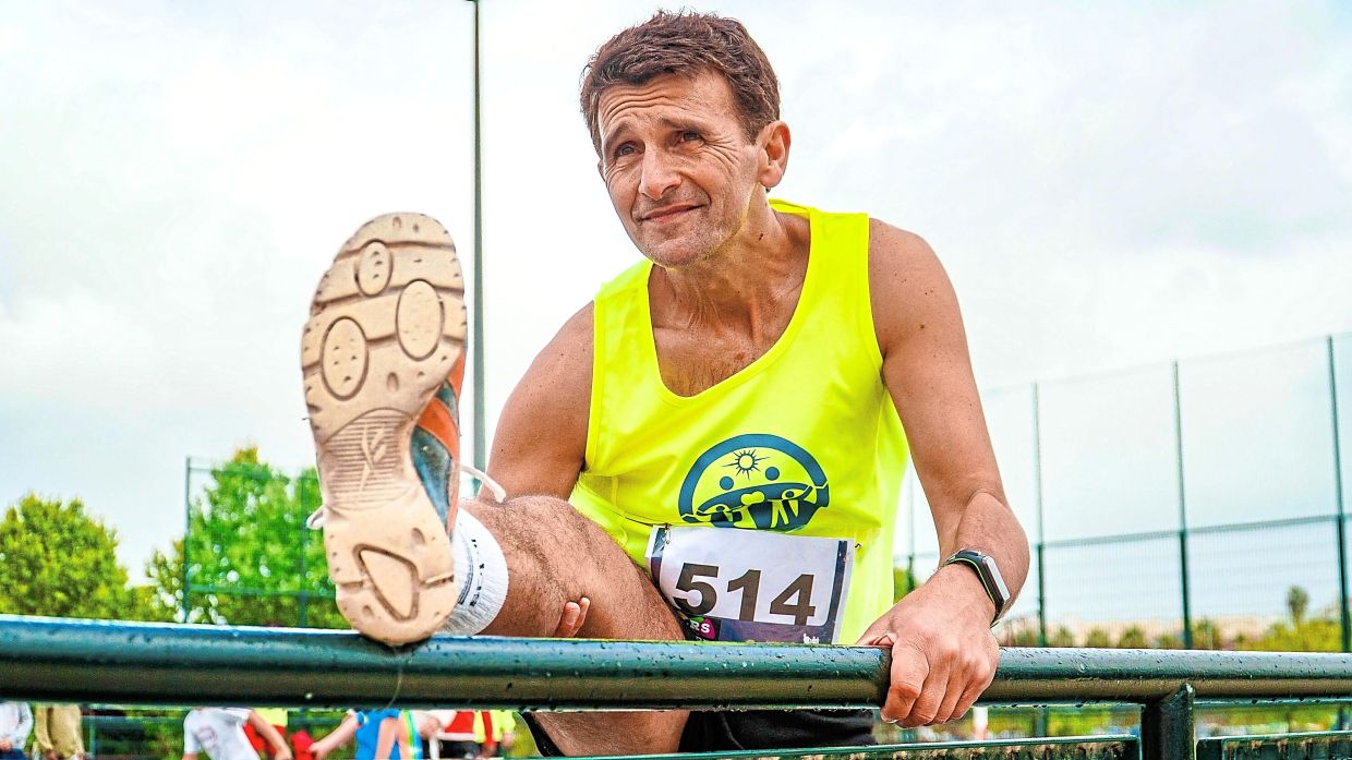 It’s important for older runners to warm up sufficiently before a race and spend time stretching after a race. 