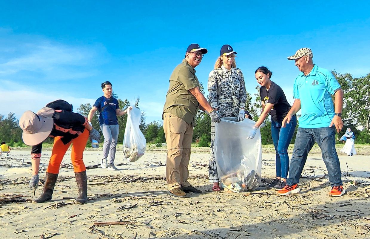 Joniston (third left) joining Pyszková (third right) and Hyellene (second right), in the Pantai Dalit beach clean-up programme.