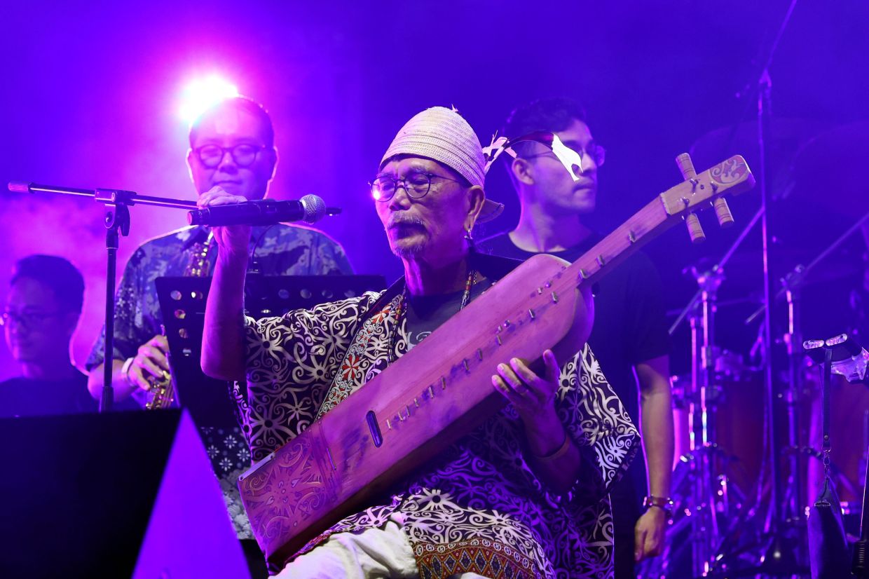Master sape musician Mathew Ngau Jau performing as part of The Borneo Collective.