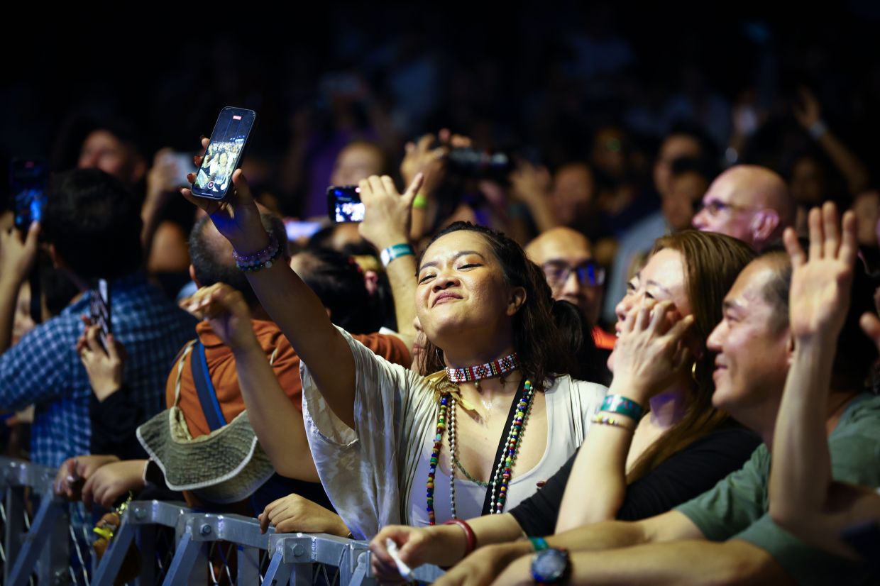 The crowd swaying to the music at RWMF 2024. — Photos by ZULAZHAR SHEBlEE/The Star