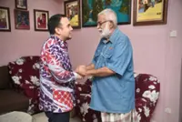 Anwar extends donation to Karam Singh Walia