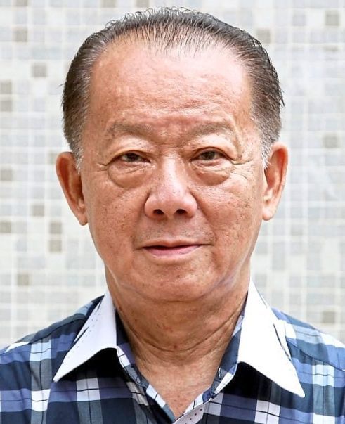 Lim suggests that eatery owners create smoking areas outside their shop.