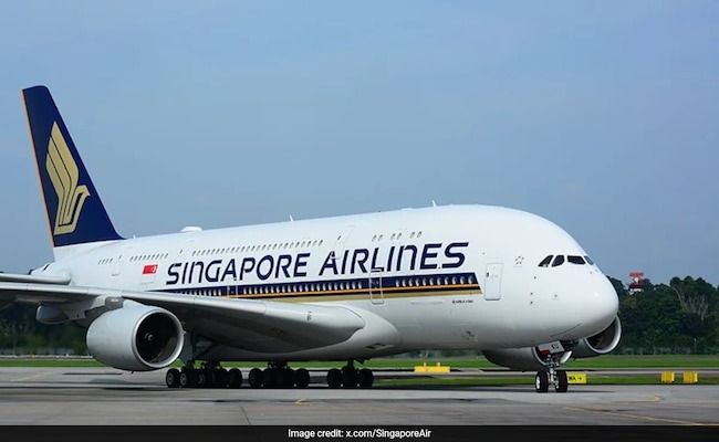 Smoking Singapore Airlines plane forces runway closure in Japan
