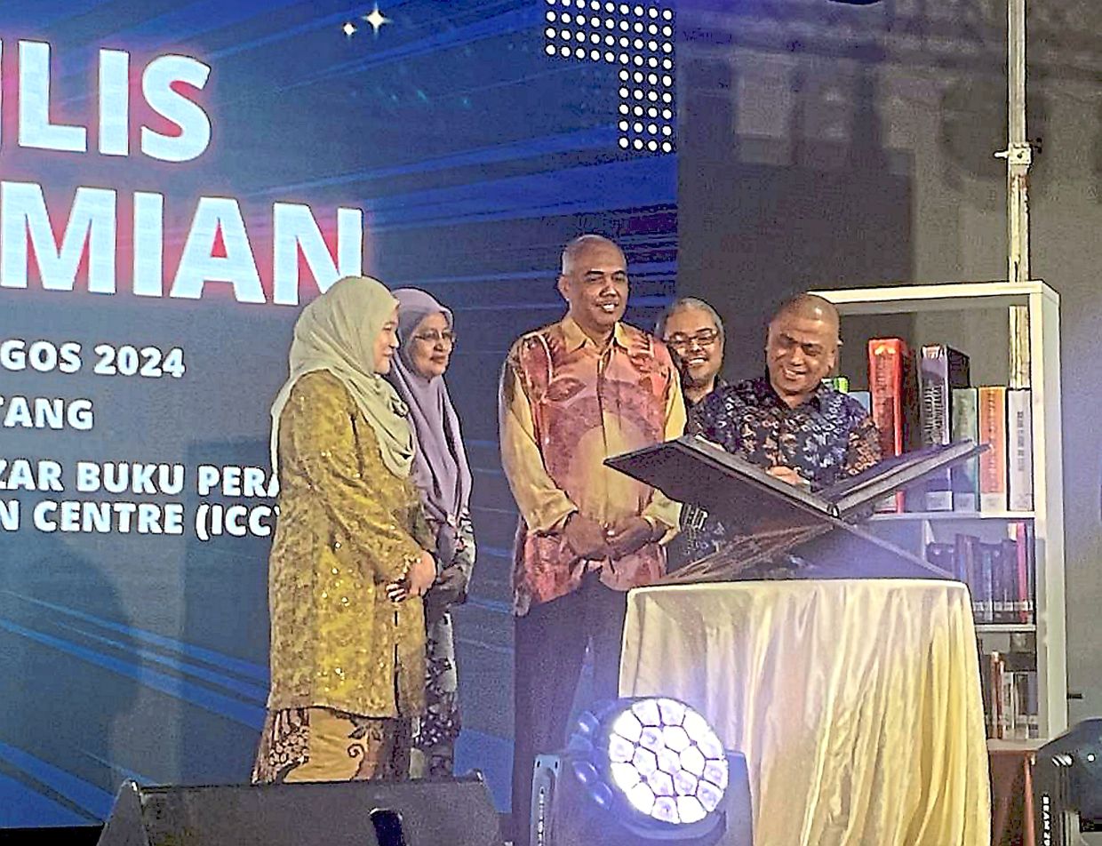 Saarani (right) launching Perak Book Bazaar.