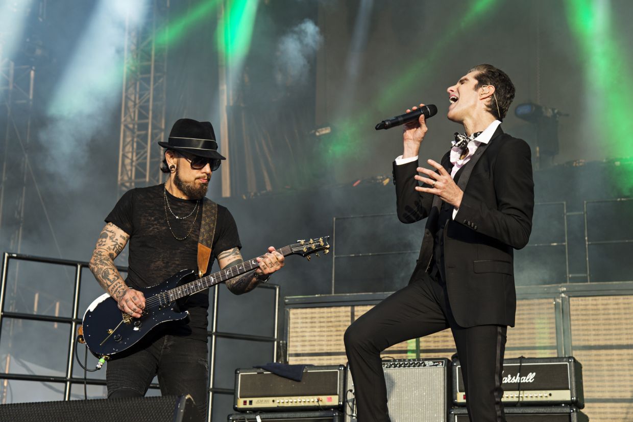 Wife of Jane's Addiction frontman says tension, animosity led to onstage ...