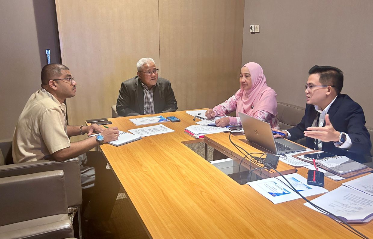 (from left) Star Media Group News Editor Nelson Benjamin, Johor Baru mayor Datuk Mohd Noorazam Osman, Johor Baru City Council (MBJB) Health Department director Dr. Aslinda Salikin and MBJB Health Department senior assistant director Dr. Khairi Sulaiman during a discussion at a hotel in Johor Baru.