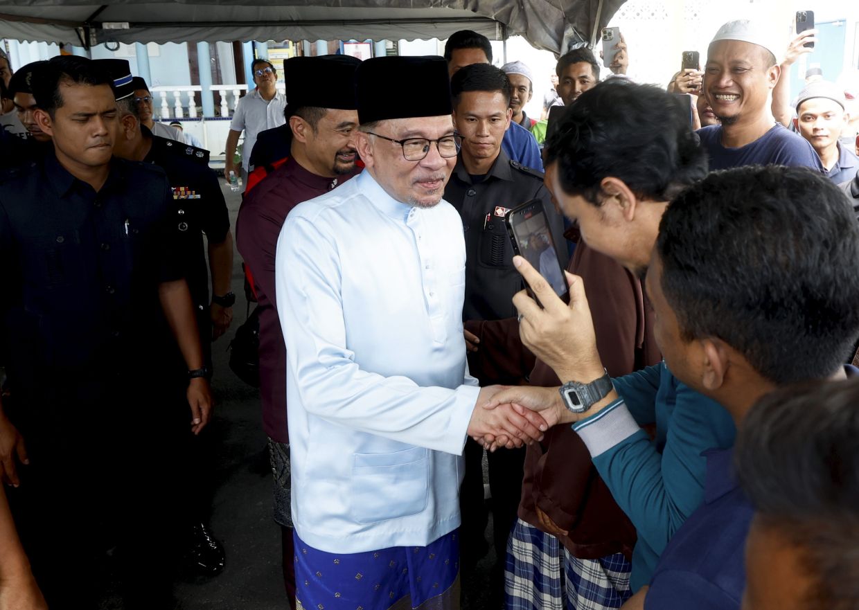 Anwar to continue with warong meets as long as he is PM | The Star