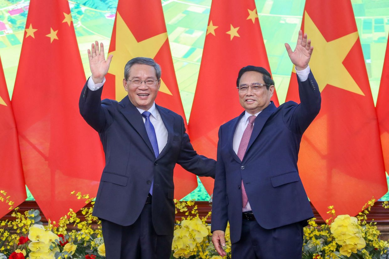 Vietnam and China sign 10 cooperation agreement during Chinese Premier ...